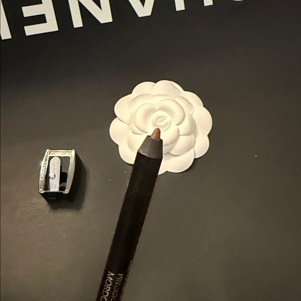 Chanel Precision Lip Definer - Picture 6 of 6